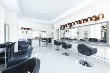 Kuaförde mankenlerin saç modellerinin çeşitliliği