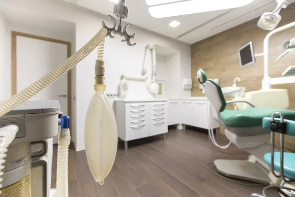 Gabinet stomatologiczny z krzesłem dla dzieci w nowoczesnym szpitalu — Zdjęcie stockowe