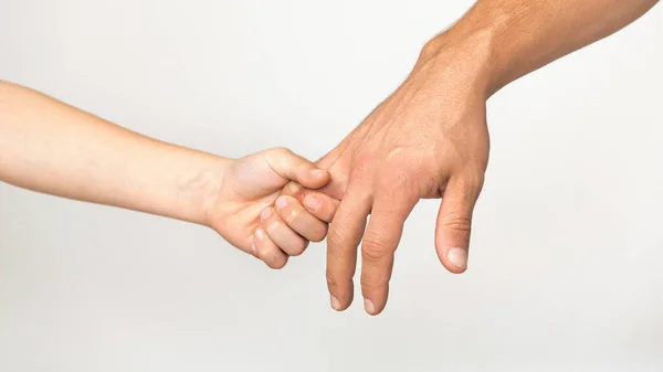 Filho segurando seu dedo daddys, fundo estúdio branco — Fotografia de Stock