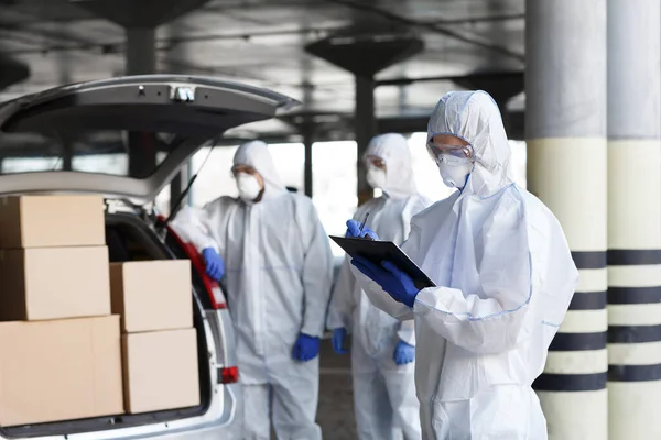 ウイルス学者は車の人にワクチンを届け、スペースをコピーします — ストック写真