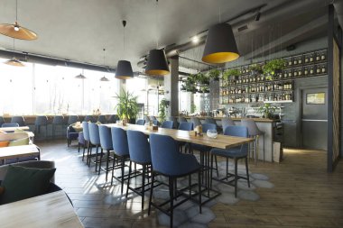 Akşam yemeği için şık bir restoran ve harika kokteyller.