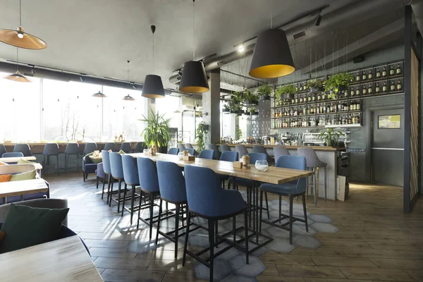 Stijlvol restaurant interieur voor diner en rust met geweldige cocktails — Stockfoto