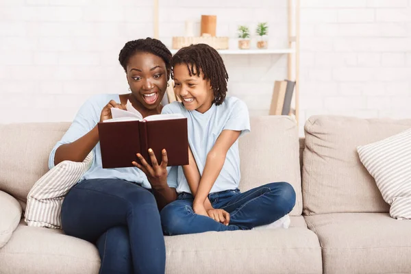 Libro de lectura familiar afro feliz en sala de estar —  Fotos de Stock