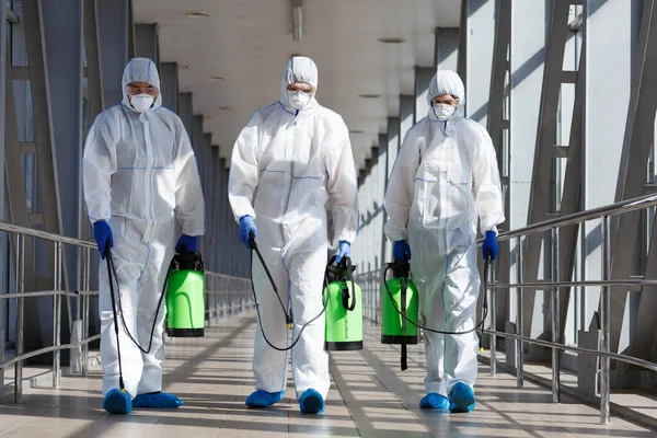 Protection measures by specialists in coronavirus hazmat suits — Stock Photo, Image