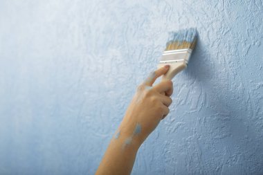 Evde dokulu duvar arkaplanındaki fırça