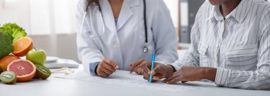 Konsültasyon yapan dietologun kırpılmış panoramik görüntüsü