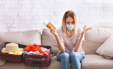 Uçuşların iptalinden dolayı öfkeli kız