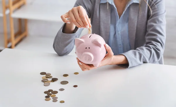 Economie tijdens quarantaine. Zakelijke vrouw met spaarvarken bank — Stockfoto