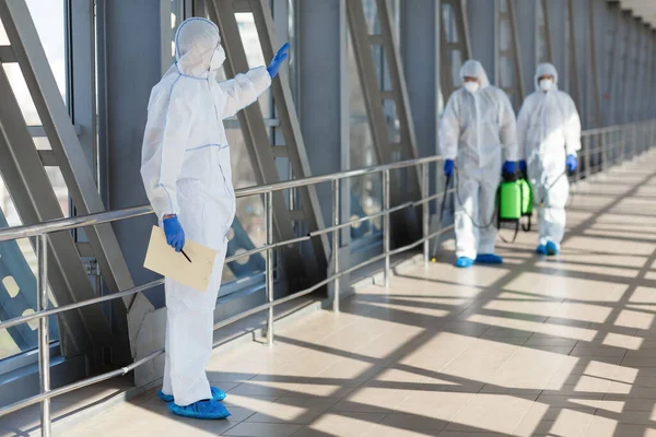 Homens no coronavírus hazmats prevenção coronavírus pandemia ao ar livre — Fotografia de Stock