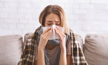 Hasta kız karantinada kaldı.