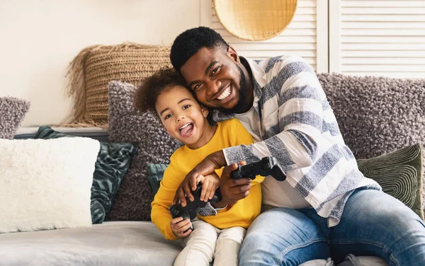 Papá y su hija se divierten jugando batalla juego — Foto de Stock