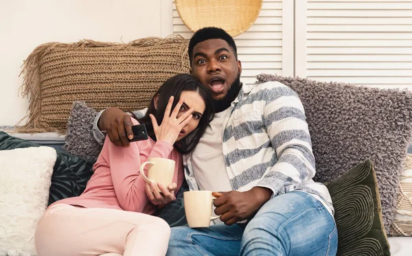 Familia internacional viendo películas de miedo en casa — Foto de Stock