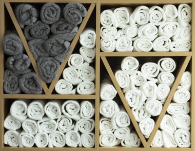 Raftaki saçlar için gri ve beyaz havlular