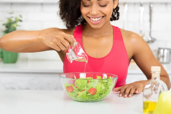 Красивая молодая черная женщина готовит овощной салат — стоковое фото