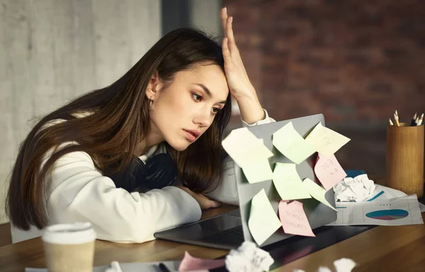 Ragazza freelance ha molti compiti, ma nessuna forza — Foto Stock