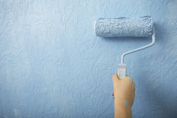 Idea para el interior del hogar. Chica pinta la pared en azul — Foto de Stock