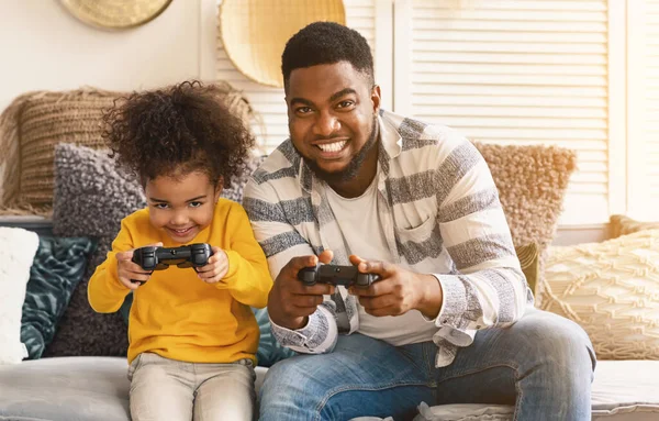 Afro-americanos padre e hija jugar juegos de ordenador — Foto de Stock