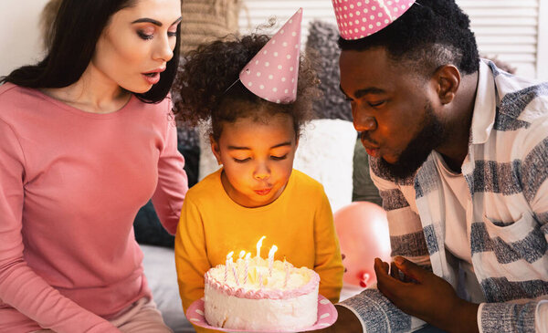 Международные родители помогают задуть свечи
