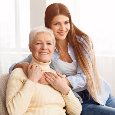 İki kuşak. Kızı büyük annesini kucaklıyor.