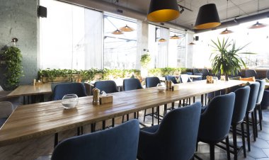 Restoranın içi boş masalarla dolu.