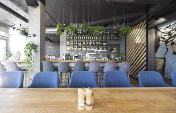 Çağdaş tasarım çatı katı tarzı, modern yemek yeri ve bar tezgahında