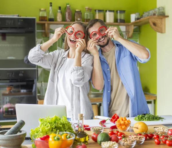 Ung familj att göra video hur man äter hälsosamt och ha kul — Stockfoto