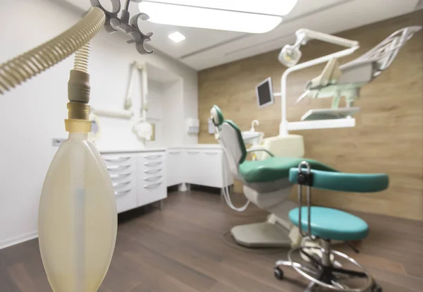 Interior de clínica odontológica de crianças com cadeira e monitor — Fotografia de Stock