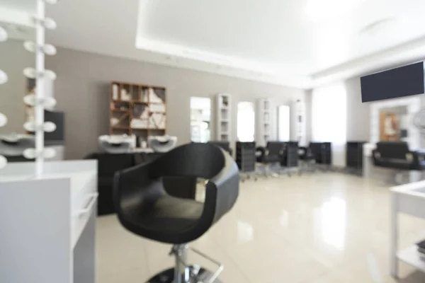Zamazany salon fryzjerski wnętrze i telewizor z pustym ekranem — Zdjęcie stockowe