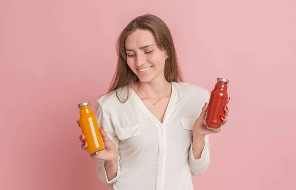 Muchacha atractiva sosteniendo cócteles de desintoxicación de vitaminas en rosa —  Fotos de Stock