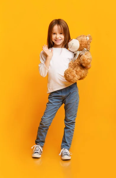 Leende vacker flicka håller stor leksak nalle — Stockfoto