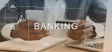 Kredi kartı ve çevrimiçi bankacılık başvurusunu cep telefonuyla ödeme yapmak için kullanan finansör, simgelerle kolaj