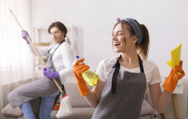 Birlikte temizlik yaparken eğlenen neşeli çift.