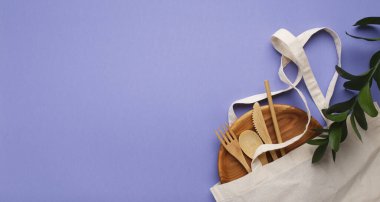 Plastiksiz konsept. Tabak ve çatal bıçak takımı pamuk paketinde.