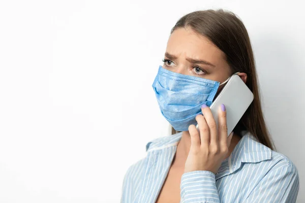 Vrouw praten op mobiele telefoon over witte achtergrond, het dragen van beschermende masker — Stockfoto