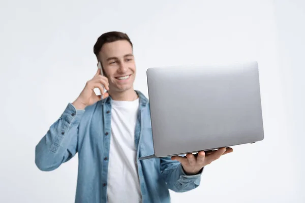 Sorrindo cara com telefone e laptop, espaço de cópia — Fotografia de Stock