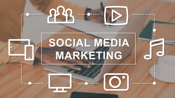 Online marketing. Onherkenbare social media manager werkt met laptop, SMM pictogrammen op transparant scherm, collage — Stockfoto