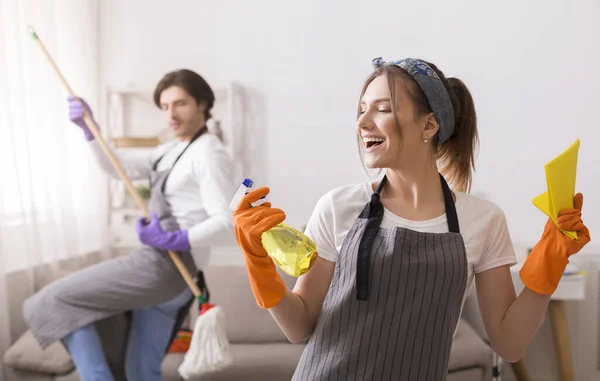 Pareja juguetona divirtiéndose mientras limpian juntos —  Fotos de Stock