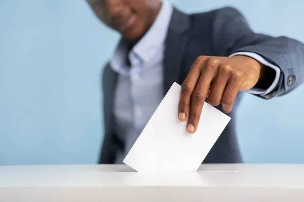 El hombre africano votó en las elecciones presidenciales, fondo borroso — Foto de Stock