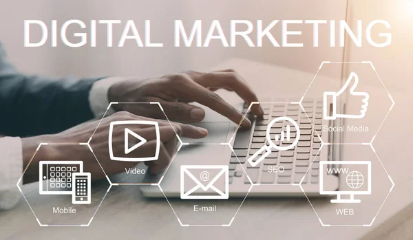 Collage di strategie di marketing digitale con icone del commercio elettronico su schermo immaginario e uomo d'affari che lavora su laptop — Foto Stock