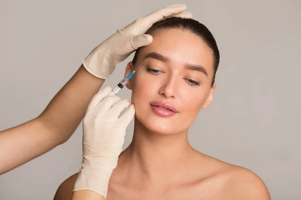 Mulher com pele perfeita recebendo injeção de botox — Fotografia de Stock