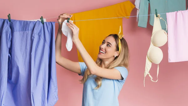 Νοικοκυρά κρεμάει ρούχα στο πλυντήριο, ελεύθερο χώρο — Φωτογραφία Αρχείου