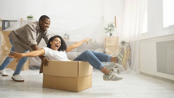 Passeio de homem e mulher em novo apartamento, preparado para reparo — Fotografia de Stock