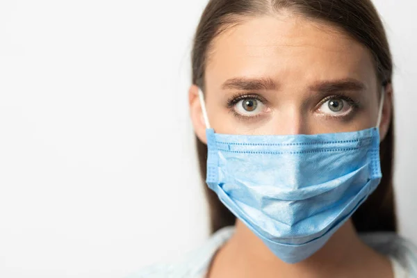 Vrouw in masker kijken naar camera poseren over witte achtergrond — Stockfoto