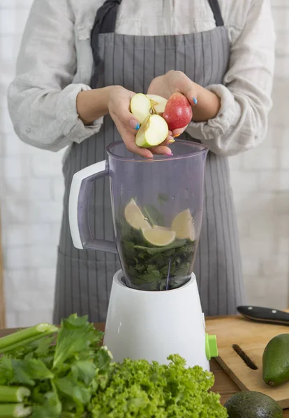 Mujer preparando batido vegetariano saludable para bajar de peso —  Fotos de Stock