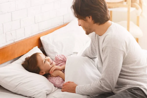 Klein meisje blij om haar vader te zien in de ochtend — Stockfoto
