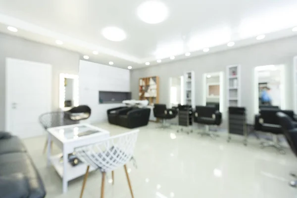 Barbería borrosa interior con sillones negros y espejos — Foto de Stock