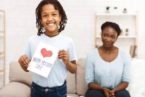 Afro niña felicitando a su mamá con tarjeta hecha a mano — Foto de Stock