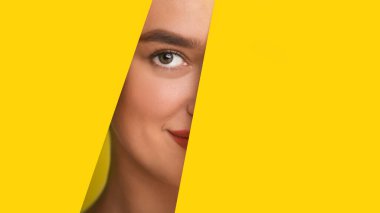 Doğal makyajlı güzel bir kadın yırtık bir kağıda bakıyor.