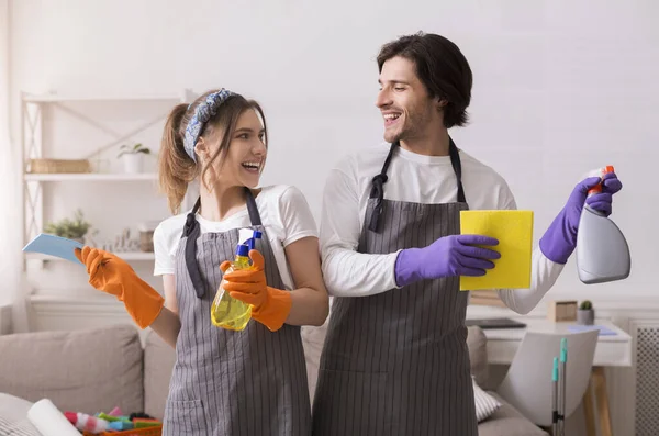 Spring Cleaning. Married Couple Having Fun While Tidying Apartment Together — Stock Photo, Image