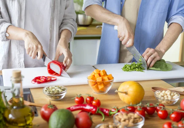 Cena de cocina en pareja con verduras frescas y calabaza — Foto de Stock